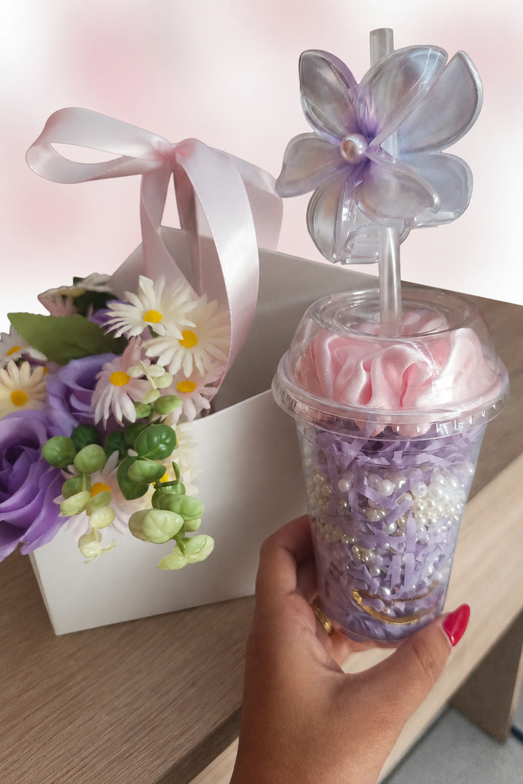 Customized flower box with a cup of: 1 scrunchy + 1 necklace + 1 anklet + 1 pair of earrings + 1 clips